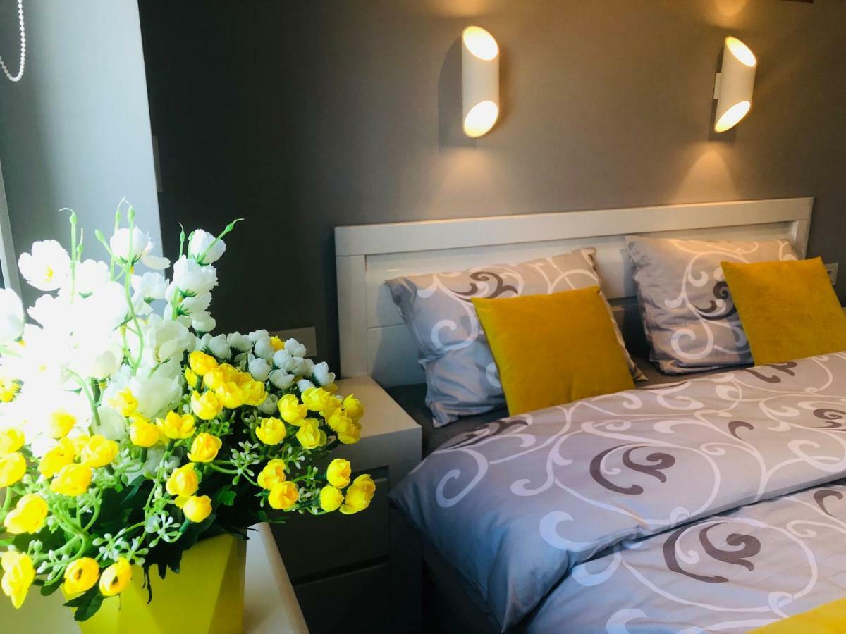 Apartment Elegance Yellow