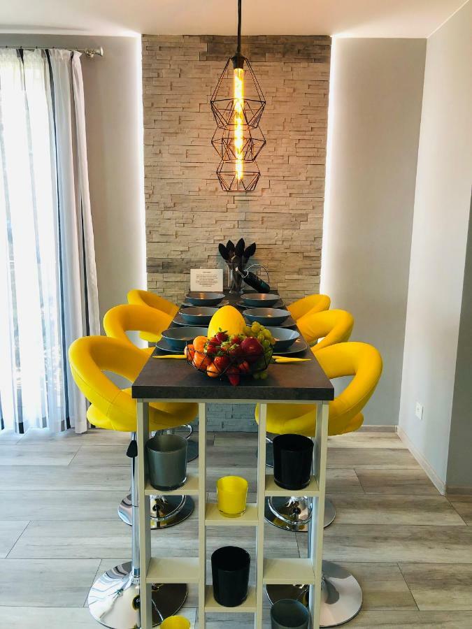 Apartment Elegance Yellow Rewal