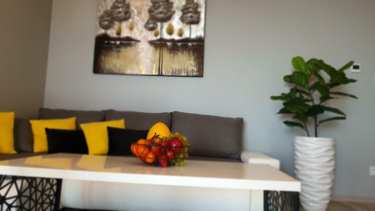 Elegance Yellow Apartment *